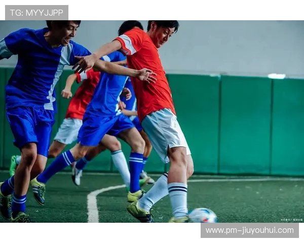 《足球后腰在绿茵场上的隐形力量与智慧较量》